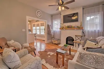 Image de Modern, Sun-Lit Retreat w/ Fire Pit & Yard!