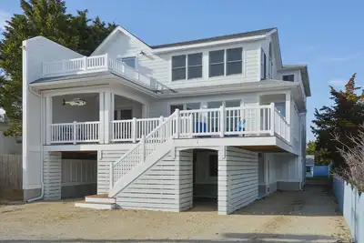 Image de Large oceanblock beach home - Short walk to beach, shops & great restaurants!
