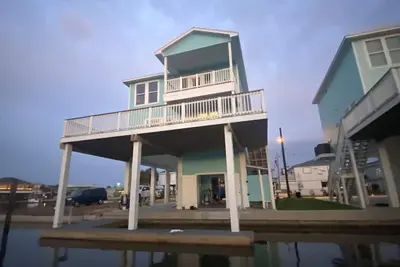 Image de The Barefoot Pelican -Sunset Views on water- 5 minutes from beach- great fishing