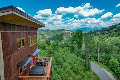 Image de Luxury Gatlinburg Cabin, Family Friendly, 4 King Ensuites, Hot Tub, Game Room