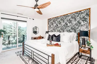 Image de Stay Wild - Luxury Modern Cabin with Hot tub, Views & Pet Friendly!