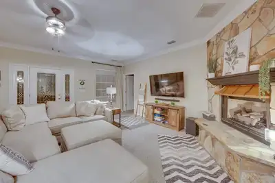 Image de Lovely Hawkins Home w/ Patio & Hangar Garage!