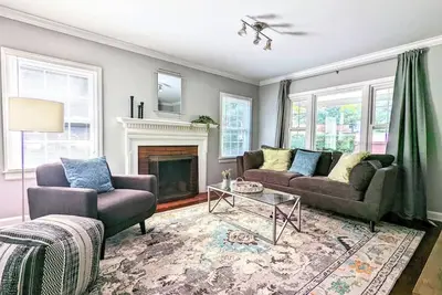 Image de Spacious cape cod inside beltline
