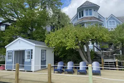 Image de Historic Oceanfront Home with private dock and boat house. Walkable to town.