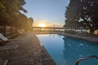 Image de Bayside condo on the water with a pool