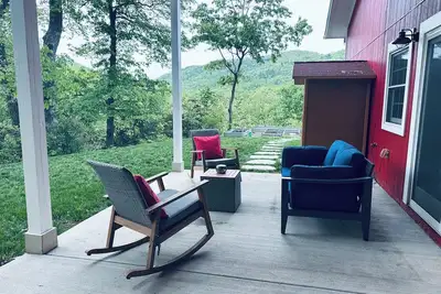 Image de Asheville Red Barn: Private Lower Unit w/ Sauna, Hot Tub & Mtn Views!