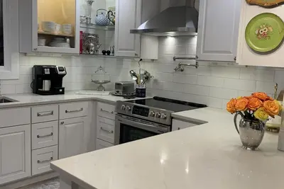 Image de Super clean Home, Hot Tub & Walk to Downtown Low Fees A+ Reviews