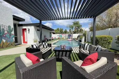 Image de 🌵 Red Doors  Heated Pool  3 King & 2 twin beds Putting Green  w/ No Stairs😎