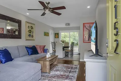 Image de Brand New! 15 mins from historic downtown and 20 mins from the beach!