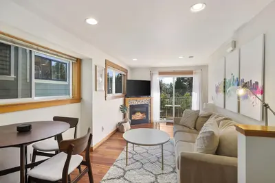 Image de West Seattle City Living, Nature Loving: Prkg, & Parks at Your Fingertips