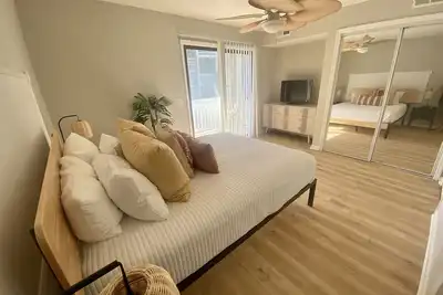 Image de Fully renovated 1 bedroom condo - across the street from beach access