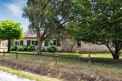 Image de Belle maison à Laruscade avec WiFi