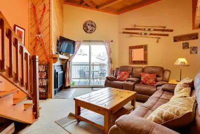 Image de Cozy condo in beautiful Wildernest w/pool, shuttle to town, 20 minutes to skiing!