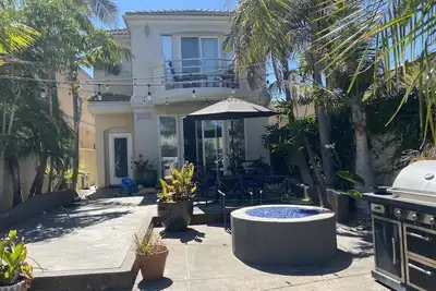Image de Family vacation house with a cozy front yard - 5 minutes to Beach!