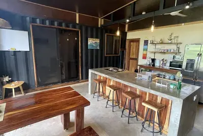 Image de Unique container home close to the beach!