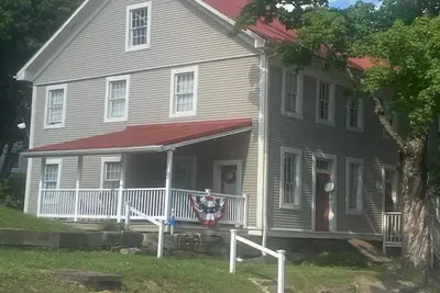 Image de Historic building, Historic town go back in time, near lakes & hiking trails.