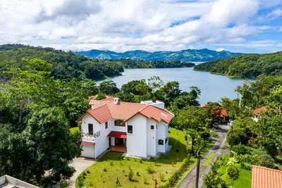 Image de Villa on Lake Arenal - Adventure + Relaxation - Quiet Gated Community