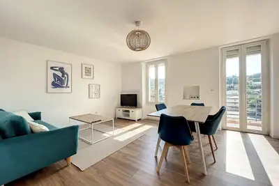 Image de 3 pièces lumineux en plein centre de Mougins avec vue dégagée, proche commerces