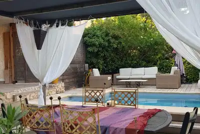 Image de appartement cadre arboré avec piscine. A 3km des plages.