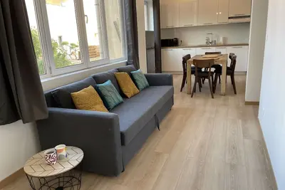 Image de 3 pièces situé en plein centre-ville, plage à 5min, 2chambres tout à pied moderne
