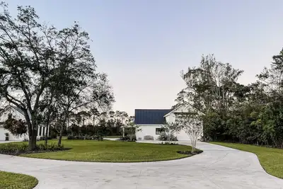 Image de \"Bee Keeper's Cottage\" on private estate, new construction, close to everything!