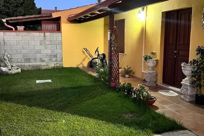 Image de Small villa with garden on three sides