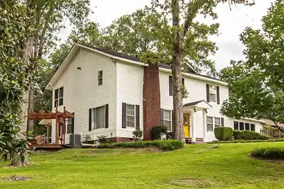 Image de Beautiful 6 Bedroom home