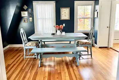 Image de Spacious and private 2nd floor 2bed apartment in Yarmouth Village.
