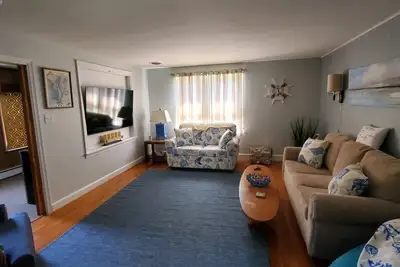 Image de All the comforts of home within a 3 Min. walk to the Bay, Restaurants Marinas.