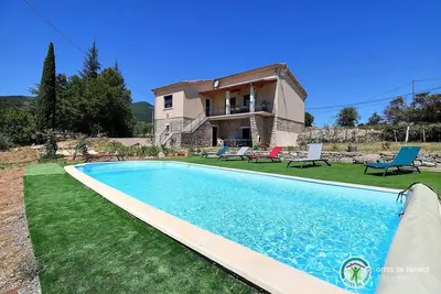 Image de Maison de charme aux Vans avec sa piscine privée vue sur oliviers