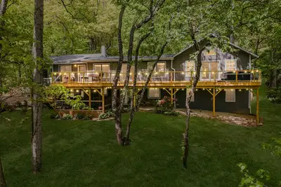 Image de Your Asheville-Area Escape: Hot Tub, Deck, Firepit, & Room for 10