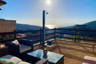 Image de Newly remodeled beach house with breathtaking views of the sea- close to beaches