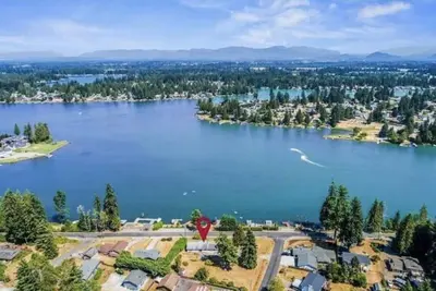 Image de Lakeside Vibes- Relaxed 3 bdrm, view home - Lake Tapps- Pool Table - Corn hole-