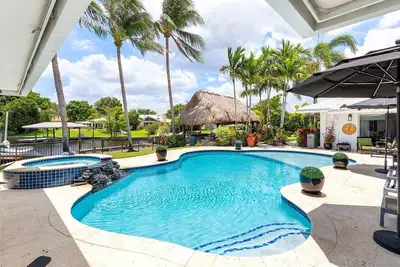Image de Stunning Lakefront! Pool, Patio 5br/5ba, Sleeps 12