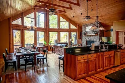 Image de Serene Green - Fire Pit, Hot Tub, Grill, Deck
