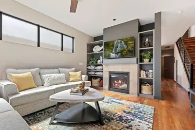 Image de Lux Home w/ Hot Tub+Fire Pit steps from Hyde Park