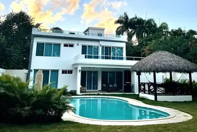 5bd guest-friendly villa with private pool in luxury resort, near sandy beach