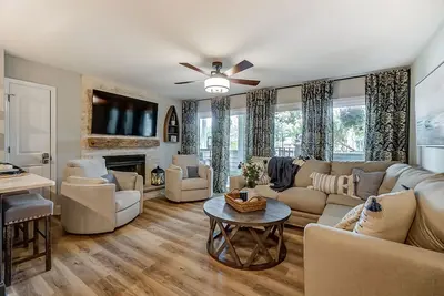 Image de Beautiful Lake Norman waterfront location! Steps to pool, lake, restaurant!
