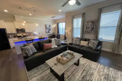 Image de Pine Cove Lbk | Entire Home | 3 Bed | 2 Car Garage