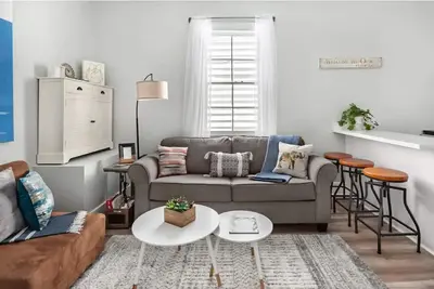Image de Boutique Artsy Well Lit Retro & Trendy Uptown Tranquility