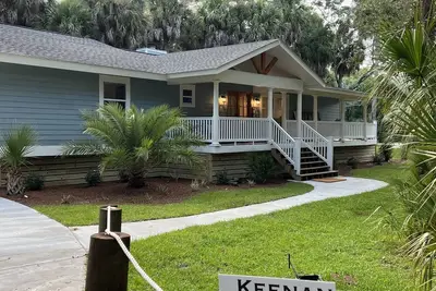 Image de Completely remodeled Fripp Home on lagoon in quiet cul-de-sac- 5 min from beach!