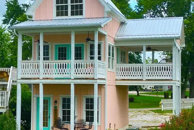 Image de Brand new Buckeye Lake waterfront chalet A