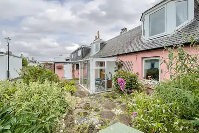 Image de It’s a beautiful, heritage, pink cottage.