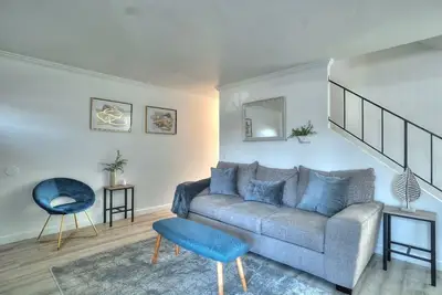 Image de *Upgraded 3 Bedroom Condo w/ Fireplace A/C & Bbq