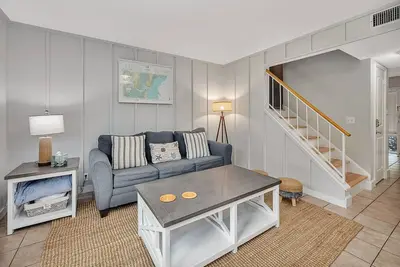 Image de Swim, bike, relax: South Side Condo near East Beach with 4 bikes included