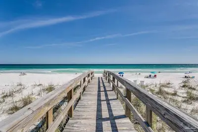 Image de Cozy Beachside Condo sleeps 8! Mins from sand+pool.