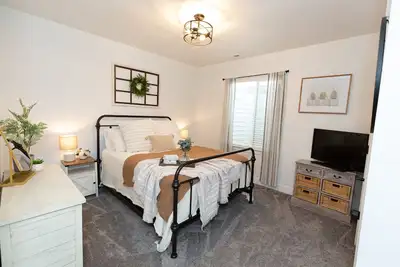 Image de Bright, Modern Basement Apartment