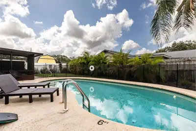 Image de 🌴The Palm House🌴  Modern Retreat with Heated Pool ~ 10 min to Beach!