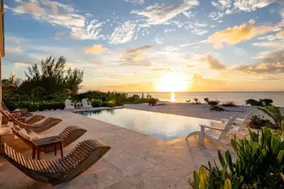 Image de Luxury Beach House Villa with beachfront access & infinity pool in North Caicos!