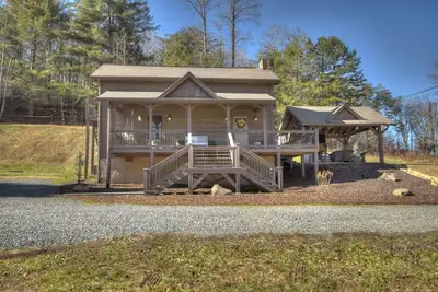 Image de Farmhouse Cabin, Hot Tub, Fireplace Patio w/Tv